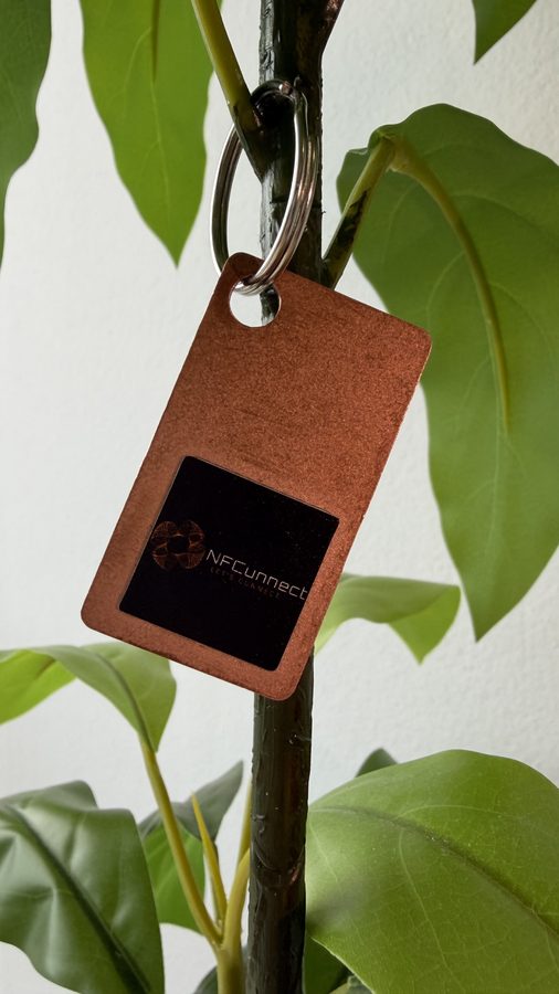 Anhänger mit sichtbarem NFC-Chip im Alltag